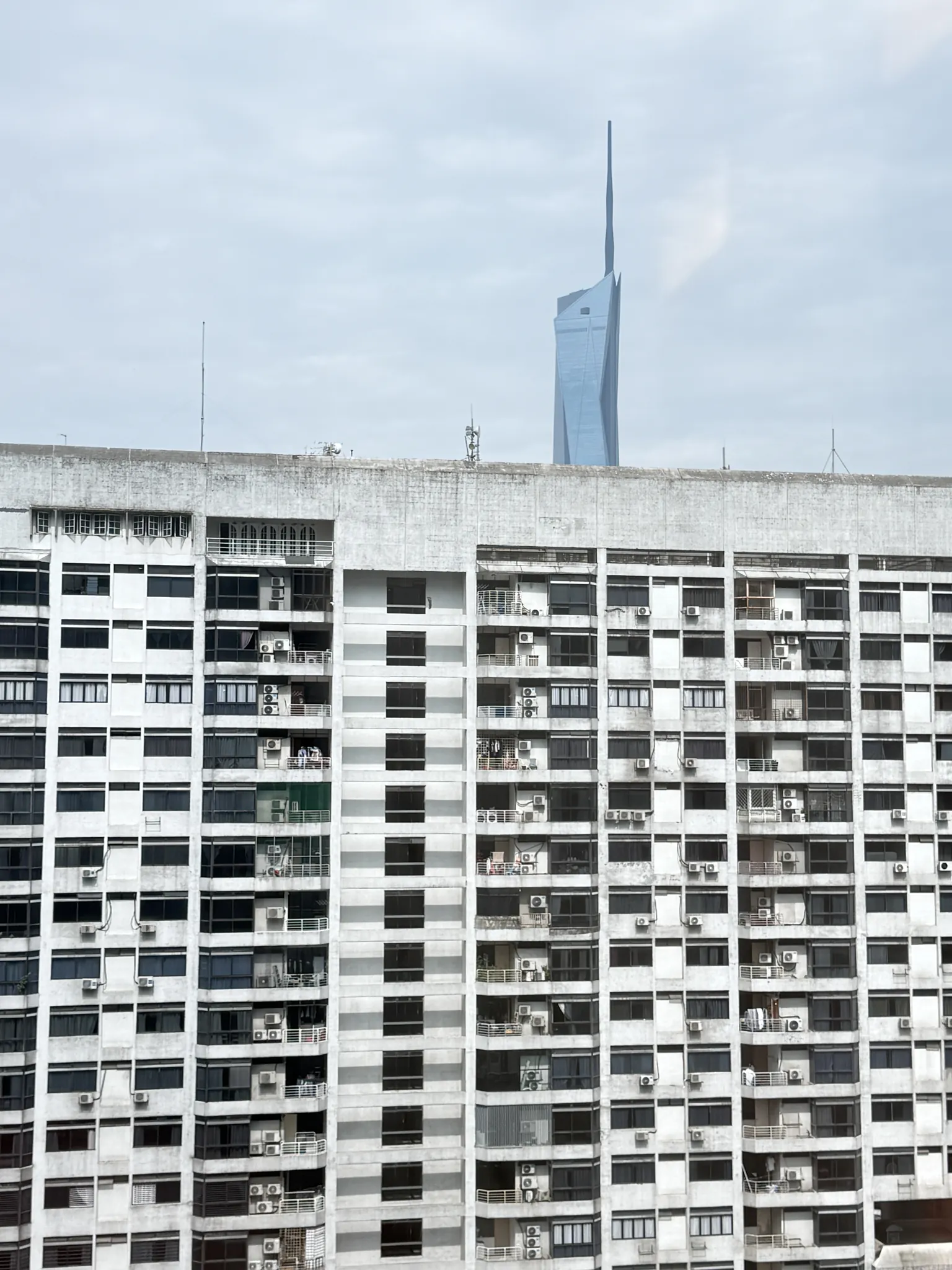 Merdeka 118 摩天大楼从老旧居民楼后方升起